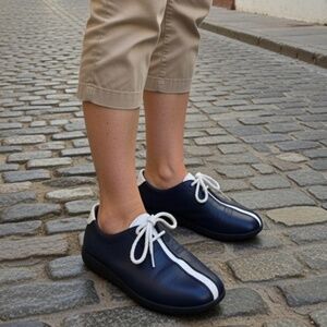 Woman's Casual Tie Shoe